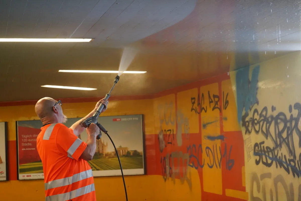 Reinigungspersonal entfernt Graffitis in den Bahnhofunterführungen in Wetzikon.
